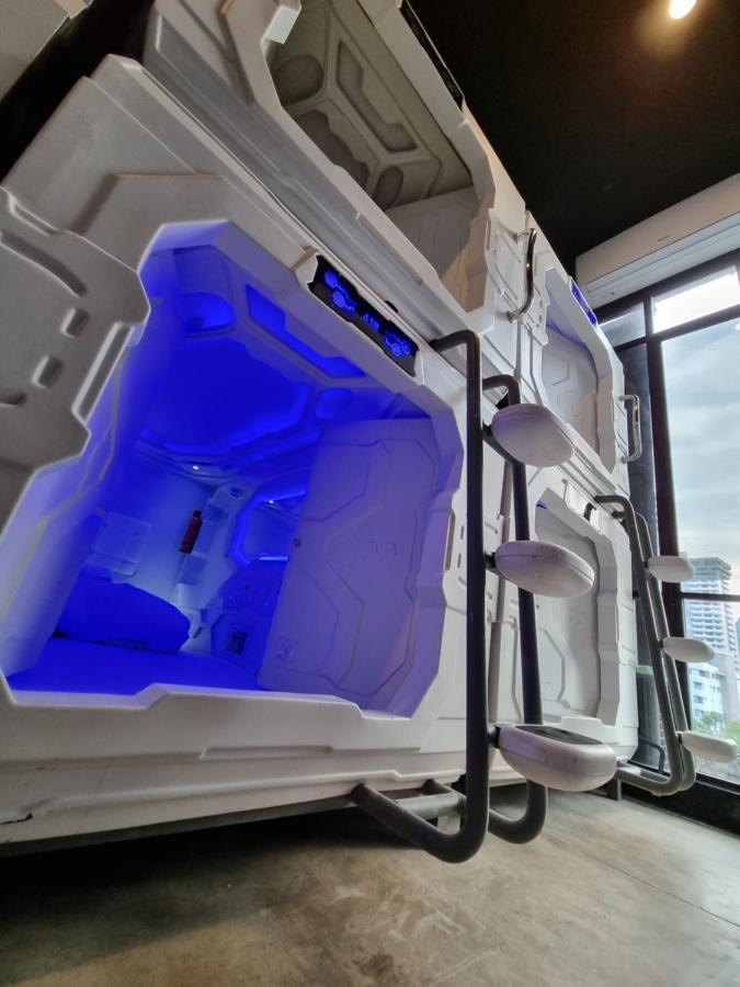 Met A Space Pod @Phrom Phong Бангкок Екстер'єр фото