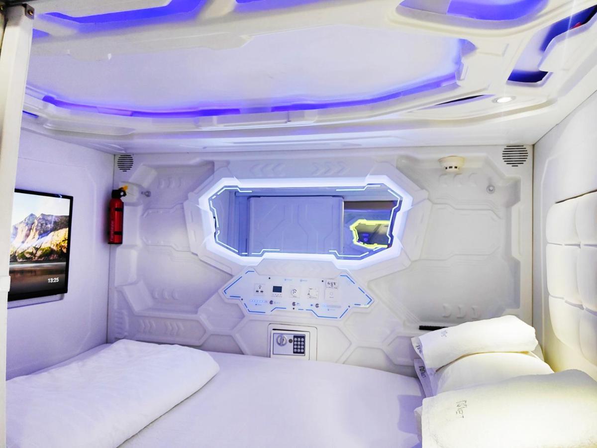 Met A Space Pod @Phrom Phong Бангкок Екстер'єр фото